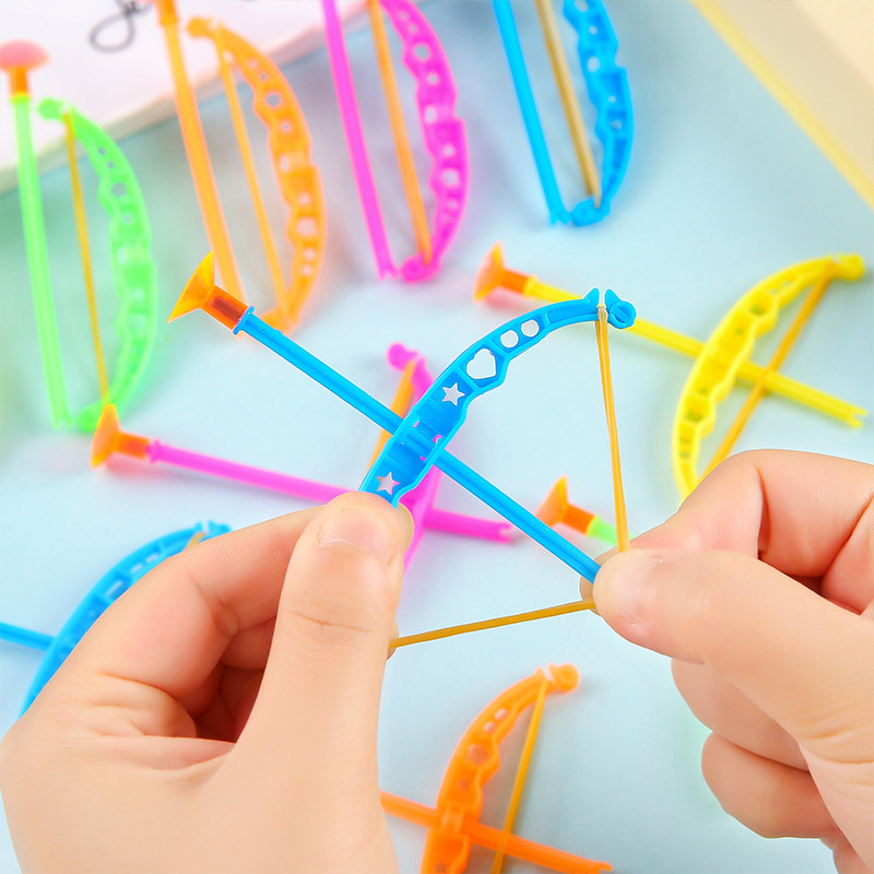 Kids Outdoor Archery Set - カラフルなプラスチック製の弓矢おもちゃセット、吸盤付き矢、子供用屋外パーティーの景品、男の子と女の子のためのミニアーチェリーおもちゃ 2026