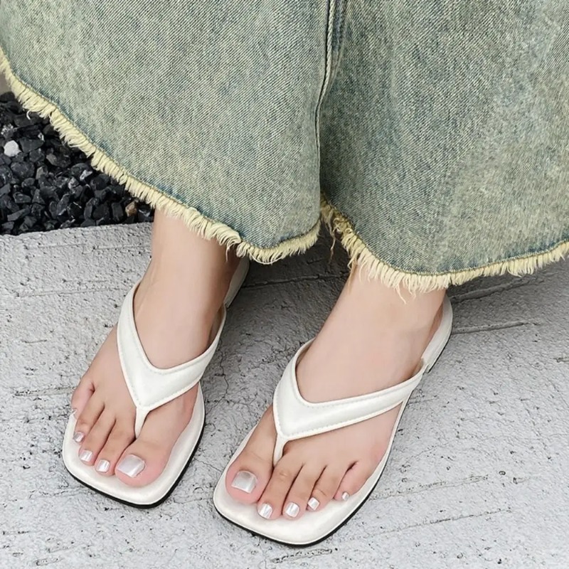 女性用ソリッドスクエアトゥフリップフロップ、ソフトで滑りにく - Outdoor Kid のレビューと価格